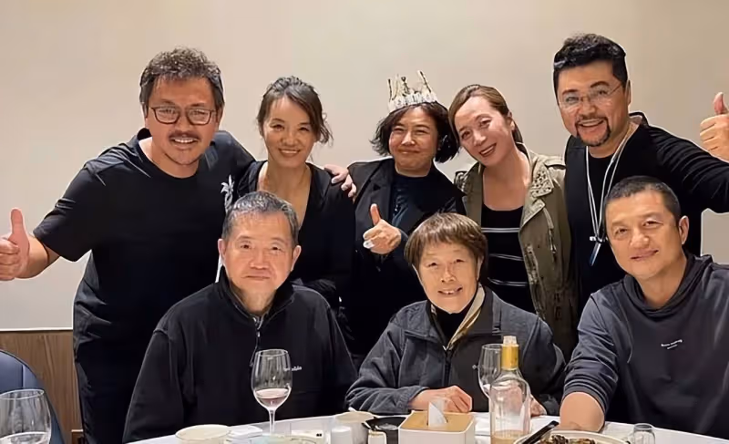 李亞鵬端午陪太太參加戲劇節,與中戲校友聚餐,海邊喝啤酒太愜意