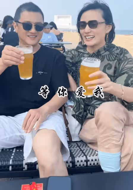 李亞鵬端午陪太太參加戲劇節,與中戲校友聚餐,海邊喝啤酒太愜意