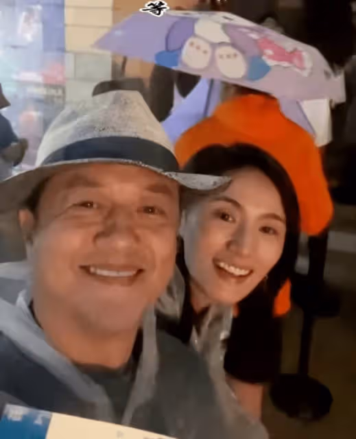 李亞鵬端午陪太太參加戲劇節,與中戲校友聚餐,海邊喝啤酒太愜意