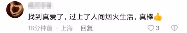 李亞鵬端午陪太太參加戲劇節,與中戲校友聚餐,海邊喝啤酒太愜意