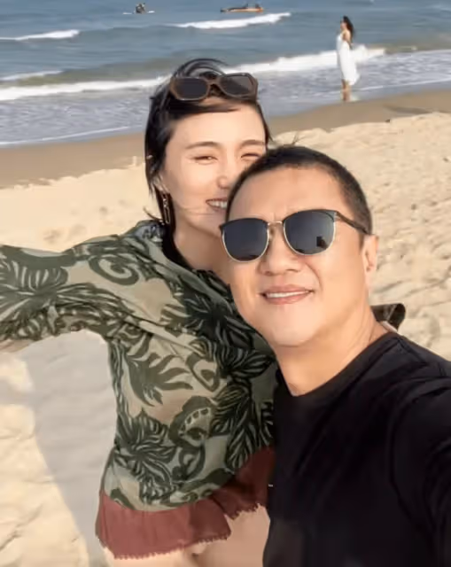 李亞鵬端午陪太太參加戲劇節,與中戲校友聚餐,海邊喝啤酒太愜意