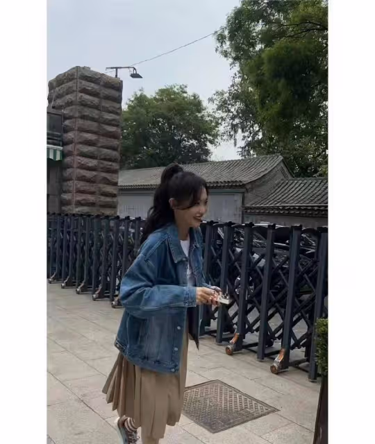 唐嫣中戲同學聚會合照火了!穿的好清純也太嫩了,妥妥的女大學生