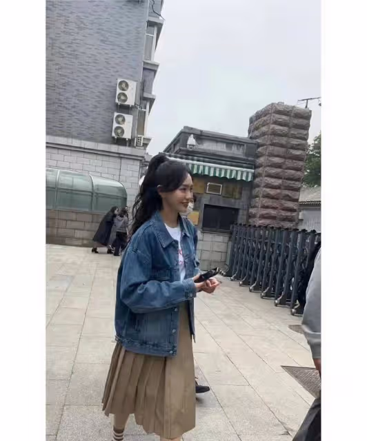 唐嫣中戲同學聚會合照火了!穿的好清純也太嫩了,妥妥的女大學生