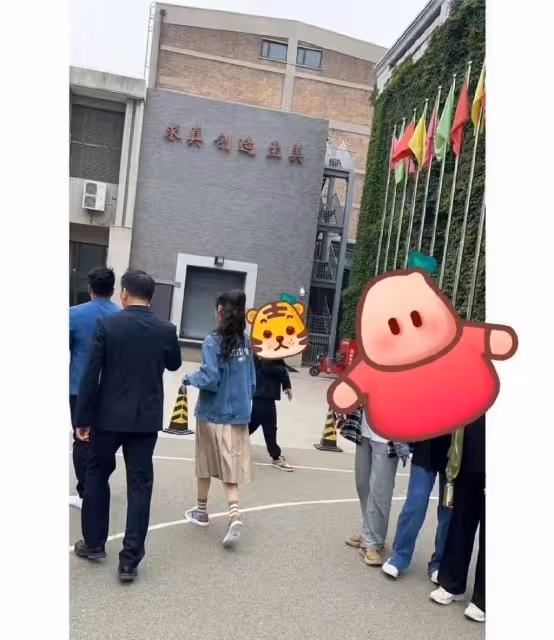 唐嫣中戲同學聚會合照火了!穿的好清純也太嫩了,妥妥的女大學生