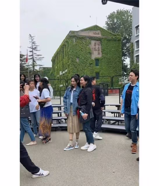 唐嫣中戲同學聚會合照火了!穿的好清純也太嫩了,妥妥的女大學生