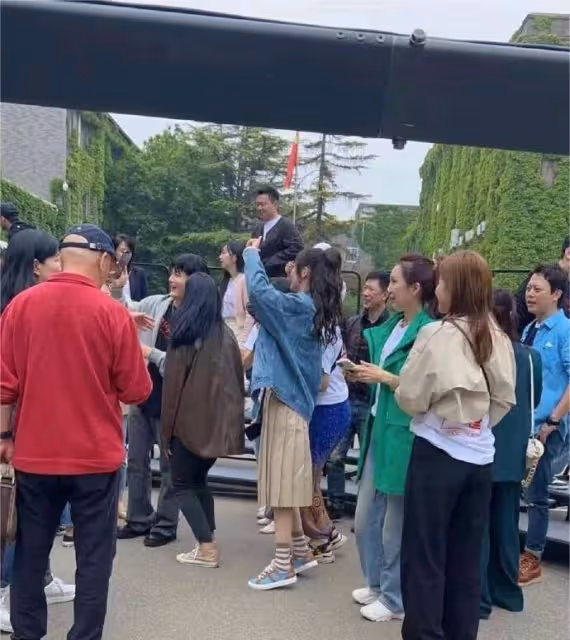 唐嫣中戲同學聚會合照火了!穿的好清純也太嫩了,妥妥的女大學生