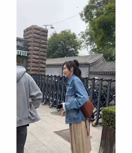 唐嫣中戲同學聚會合照火了!穿的好清純也太嫩了,妥妥的女大學生