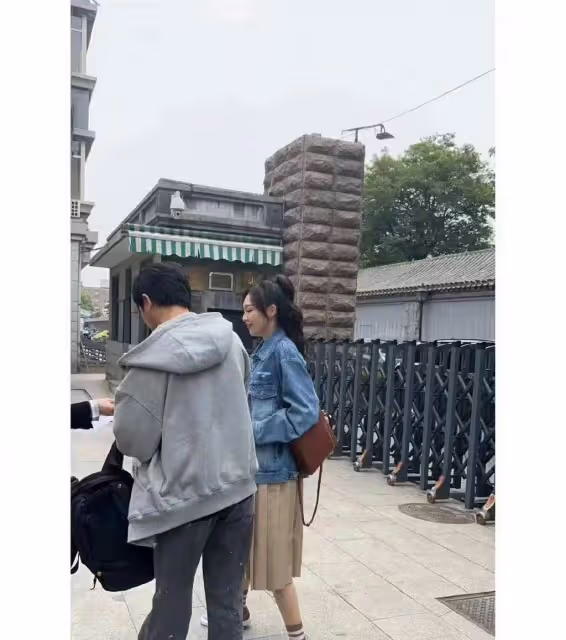 唐嫣中戲同學聚會合照火了!穿的好清純也太嫩了,妥妥的女大學生