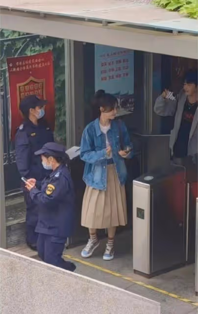 唐嫣中戲同學聚會合照火了!穿的好清純也太嫩了,妥妥的女大學生