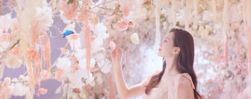 劉詩詩靠氣質拿下貴婦代言!穿粉裙美成迪士尼在逃公主,臉太顯嫩