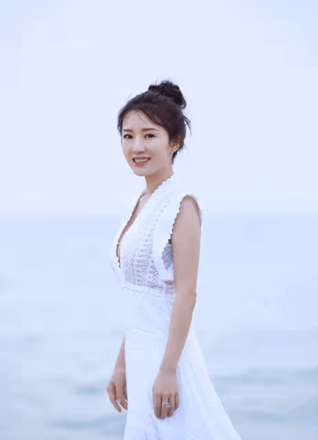 李念值得真正慷慨,度假風的鏤空裙子清新甜美,你不能假裝很奢侈