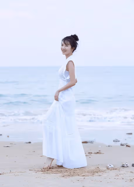 李念值得真正慷慨,度假風的鏤空裙子清新甜美,你不能假裝很奢侈