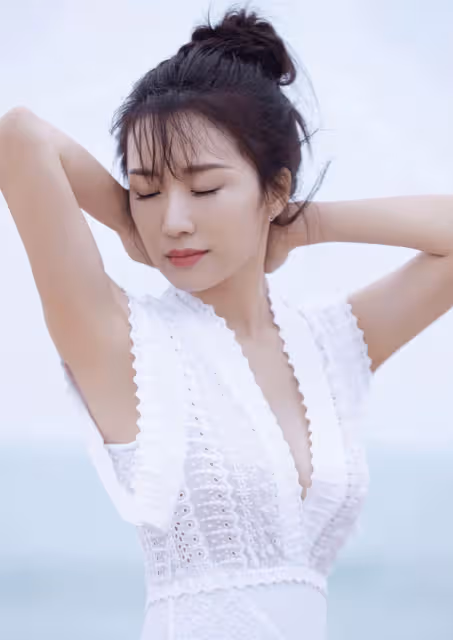 李念值得真正慷慨,度假風的鏤空裙子清新甜美,你不能假裝很奢侈