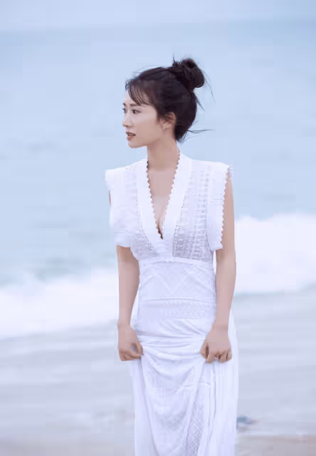 李念值得真正慷慨,度假風的鏤空裙子清新甜美,你不能假裝很奢侈