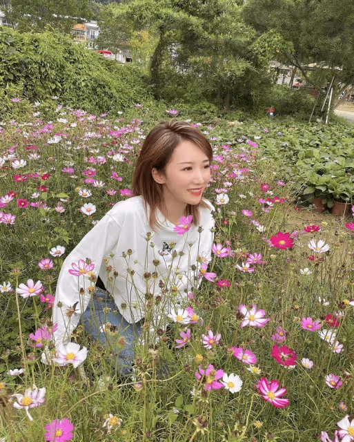 李念值得真正慷慨,度假風的鏤空裙子清新甜美,你不能假裝很奢侈