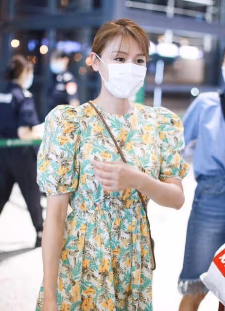 葉一茜當媽了看著也嫩,碎花裙配髮夾少女感十足,身材還似小姑娘