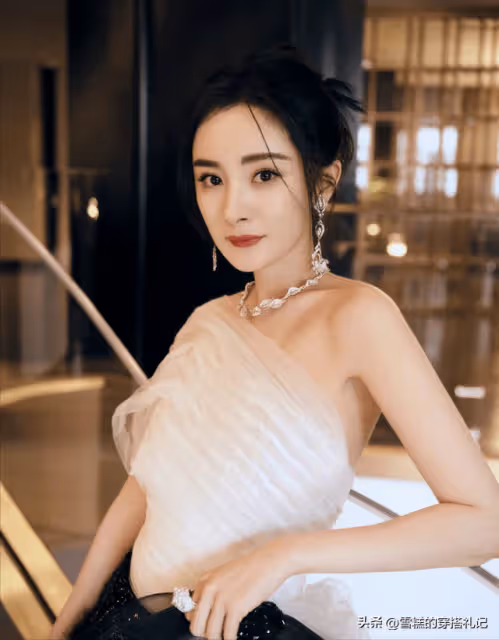 有品味的女人很少穿金銀,卻更愛這「3種」,貴氣十足