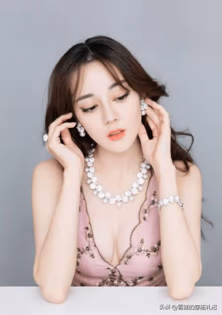 有品味的女人很少穿金銀,卻更愛這「3種」,貴氣十足