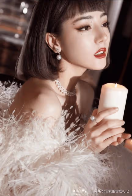 有品味的女人很少穿金銀,卻更愛這「3種」,貴氣十足