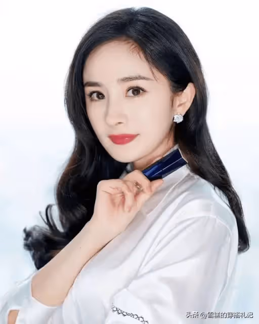 有品味的女人很少穿金銀，卻更愛這「3種」，貴氣十足