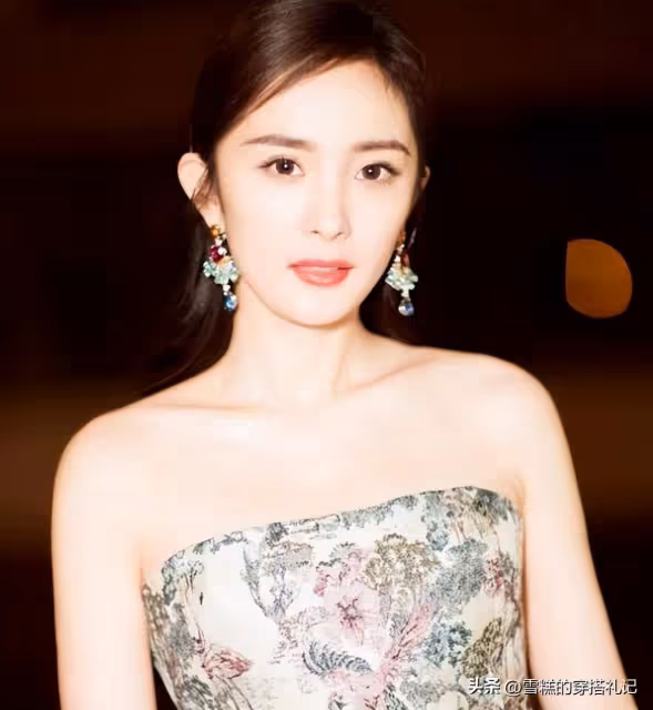 有品味的女人很少穿金銀，卻更愛這「3種」，貴氣十足