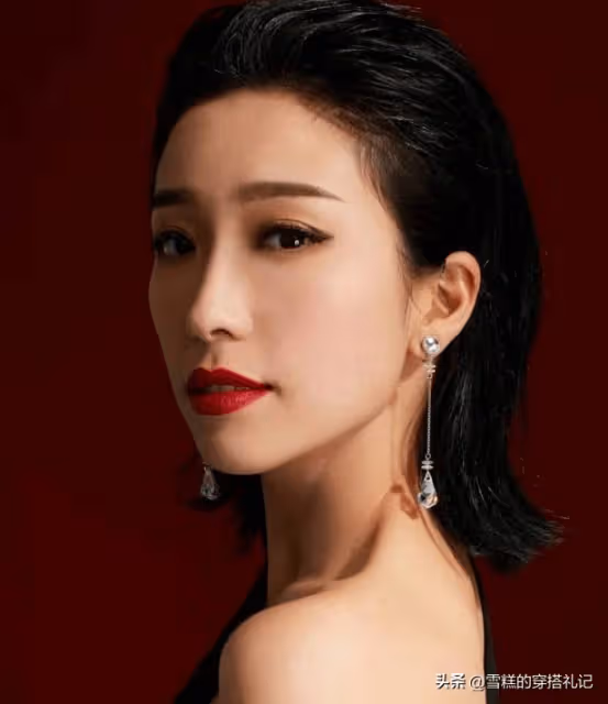 有品味的女人很少穿金銀,卻更愛這「3種」,貴氣十足