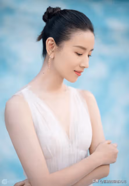 有品味的女人很少穿金銀,卻更愛這「3種」,貴氣十足