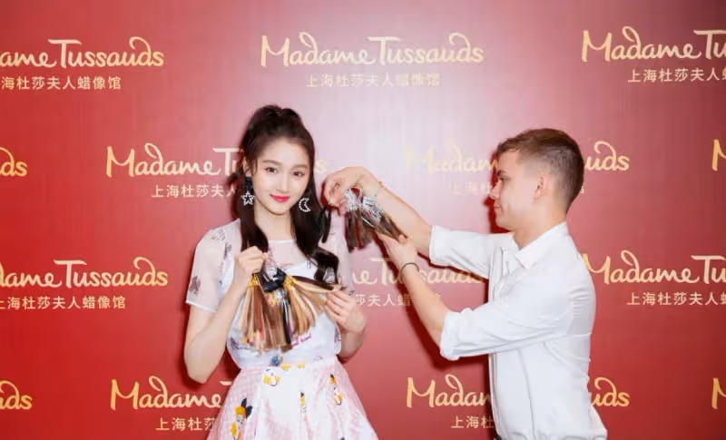 關曉彤雖然才20多,但氣質太成熟了,穿少女裙像在裝嫩
