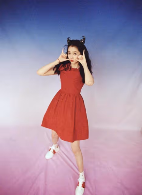 關曉彤雖然才20多，但氣質太成熟了，穿少女裙像在裝嫩