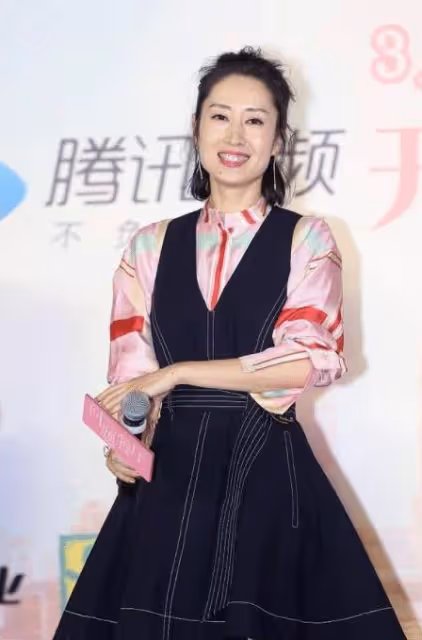 劉敏濤很懂往「嫩」了穿,印花襯衫疊穿背心裙時髦減齡,比00後還洋氣