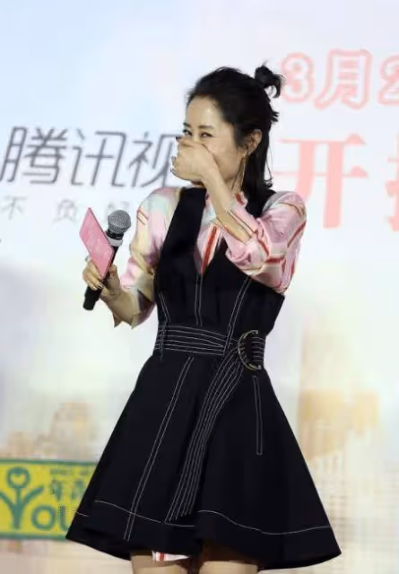 劉敏濤很懂往「嫩」了穿,印花襯衫疊穿背心裙時髦減齡,比00後還洋氣
