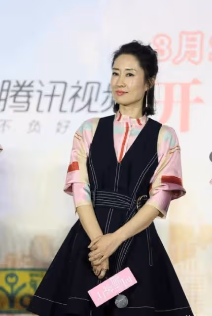 劉敏濤很懂往「嫩」了穿,印花襯衫疊穿背心裙時髦減齡,比00後還洋氣