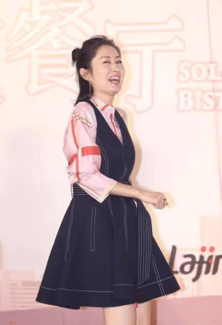 劉敏濤很懂往「嫩」了穿,印花襯衫疊穿背心裙時髦減齡,比00後還洋氣