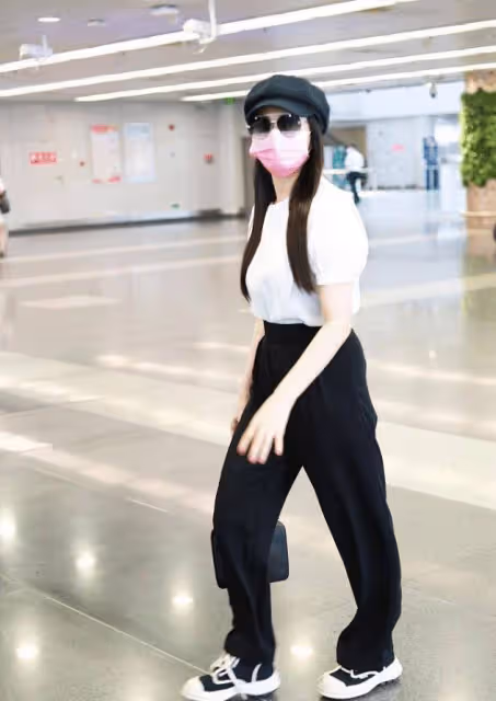 伊能靜真是小姑娘個性,咋嬌嫩咋打扮,黑白色都穿得精緻又甜美