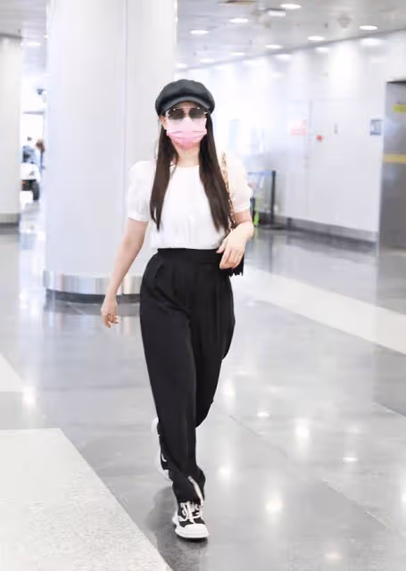 伊能靜真是小姑娘個性,咋嬌嫩咋打扮,黑白色都穿得精緻又甜美
