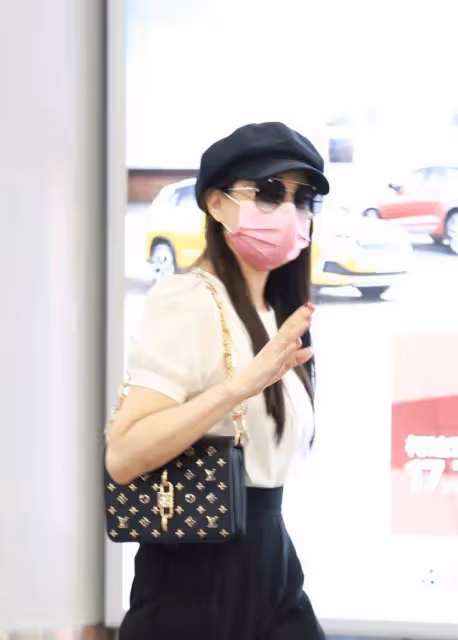 伊能靜真是小姑娘個性,咋嬌嫩咋打扮,黑白色都穿得精緻又甜美
