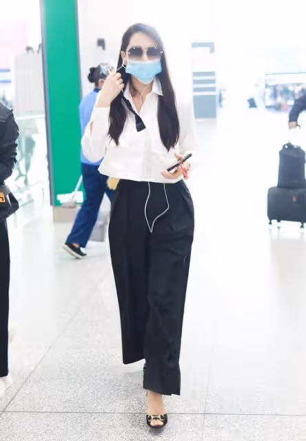 伊能靜真是小姑娘個性,咋嬌嫩咋打扮,黑白色都穿得精緻又甜美