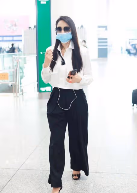 伊能靜真是小姑娘個性,咋嬌嫩咋打扮,黑白色都穿得精緻又甜美