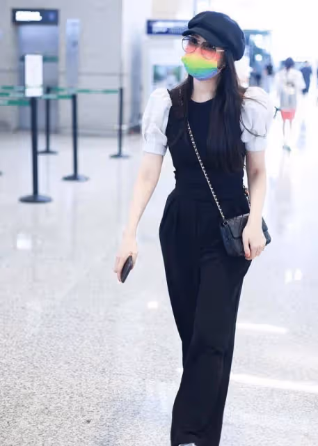 伊能靜真是小姑娘個性,咋嬌嫩咋打扮,黑白色都穿得精緻又甜美