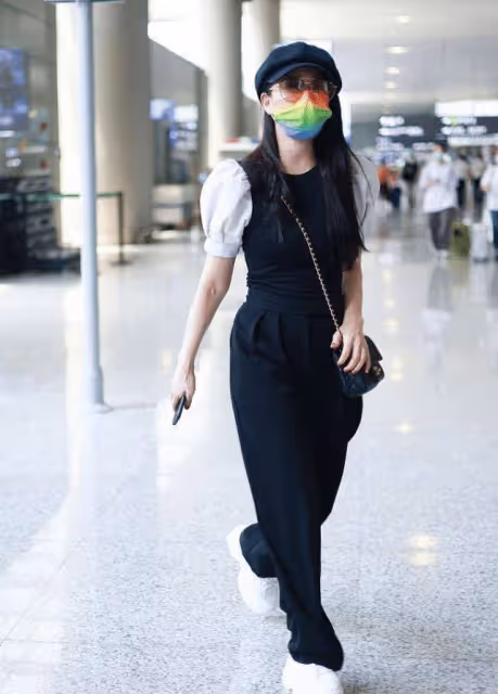 伊能靜真是小姑娘個性,咋嬌嫩咋打扮,黑白色都穿得精緻又甜美