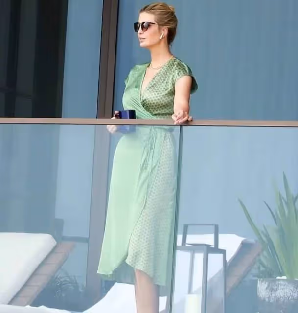 伊萬卡也開始扮嫩?穿超短裙下蹲不怕走光,上衣都快兜不住身材了