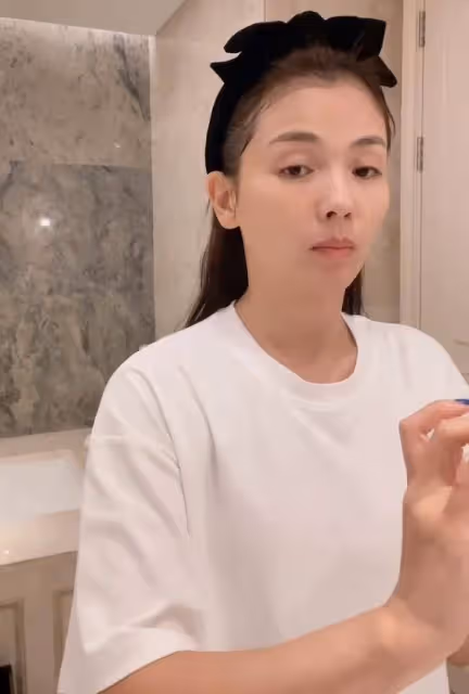 劉濤曬出卸妝視頻,素顏和化妝差別挺大的,皮膚白裡透紅太嫩了