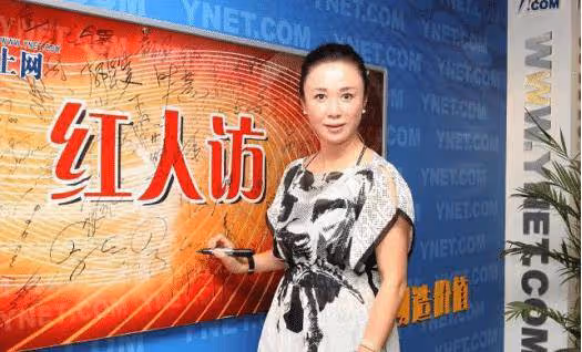 傅藝偉不扮嫩的樣子挺美的,收腰上衣配五分透視褲,身材挺不錯