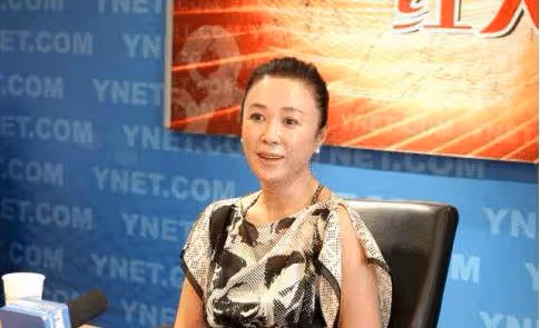 傅藝偉不扮嫩的樣子挺美的,收腰上衣配五分透視褲,身材挺不錯