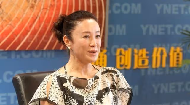 傅藝偉不扮嫩的樣子挺美的,收腰上衣配五分透視褲,身材挺不錯