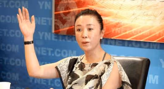 傅藝偉不扮嫩的樣子挺美的,收腰上衣配五分透視褲,身材挺不錯