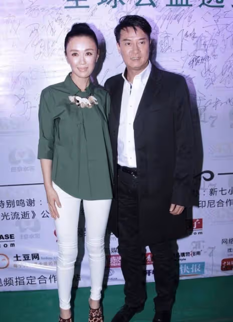 傅藝偉不扮嫩的樣子挺美的，收腰上衣配五分透視褲，身材挺不錯
