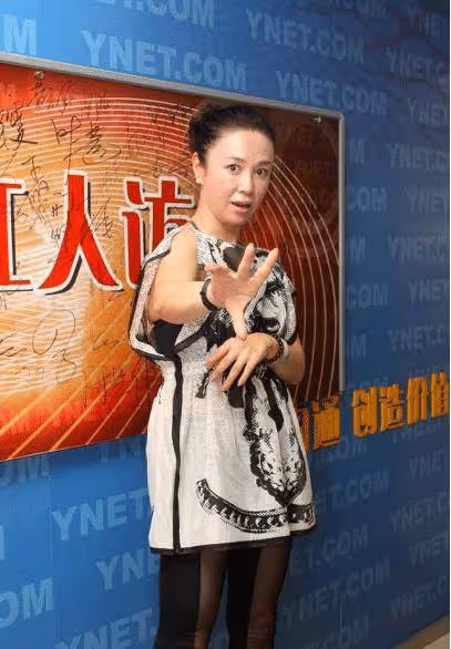 傅藝偉不扮嫩的樣子挺美的，收腰上衣配五分透視褲，身材挺不錯