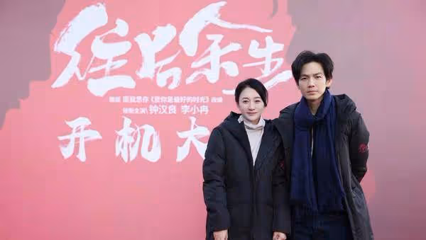 46歲鍾漢良新路透曝光!穿大衣出街臉嫩得像26,身材堪稱男星典範