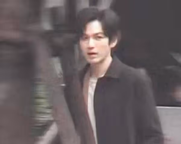 46歲鍾漢良新路透曝光!穿大衣出街臉嫩得像26,身材堪稱男星典範